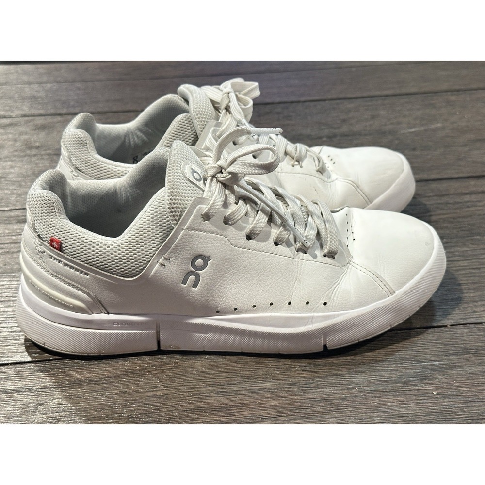ON Running Women's The Roger Advantage Shoes White sz 8 sneaker casual sporty